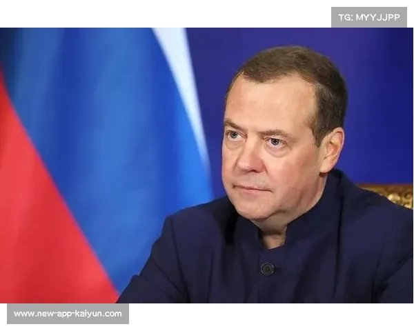 梅德韦杰夫调整接发站位适应草地比赛节奏提升表现